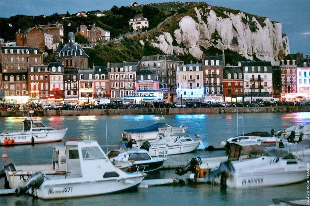 Logement A Deux Pas De La Plage Et Des Commerces Le Tréport Esterno foto